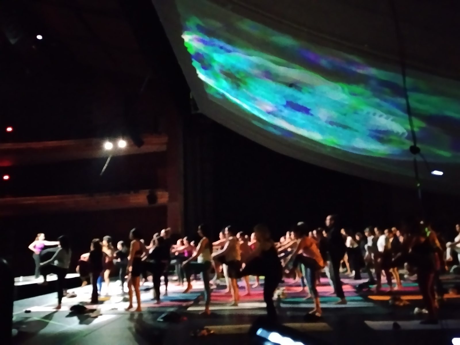 Clase de yoga bajo un canopy proyectado en el Conjunto Santander de Artes Escénicas, Guadalajara