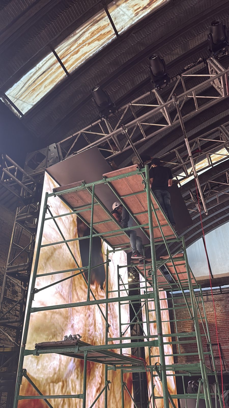 Andamio y tela del canopy colgando en el teatro vacío del Conjunto Santander